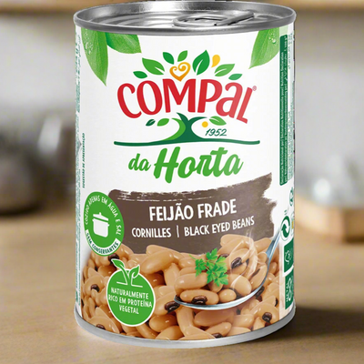 Can of Compal da Horta black-eyed beans on a wooden surface.